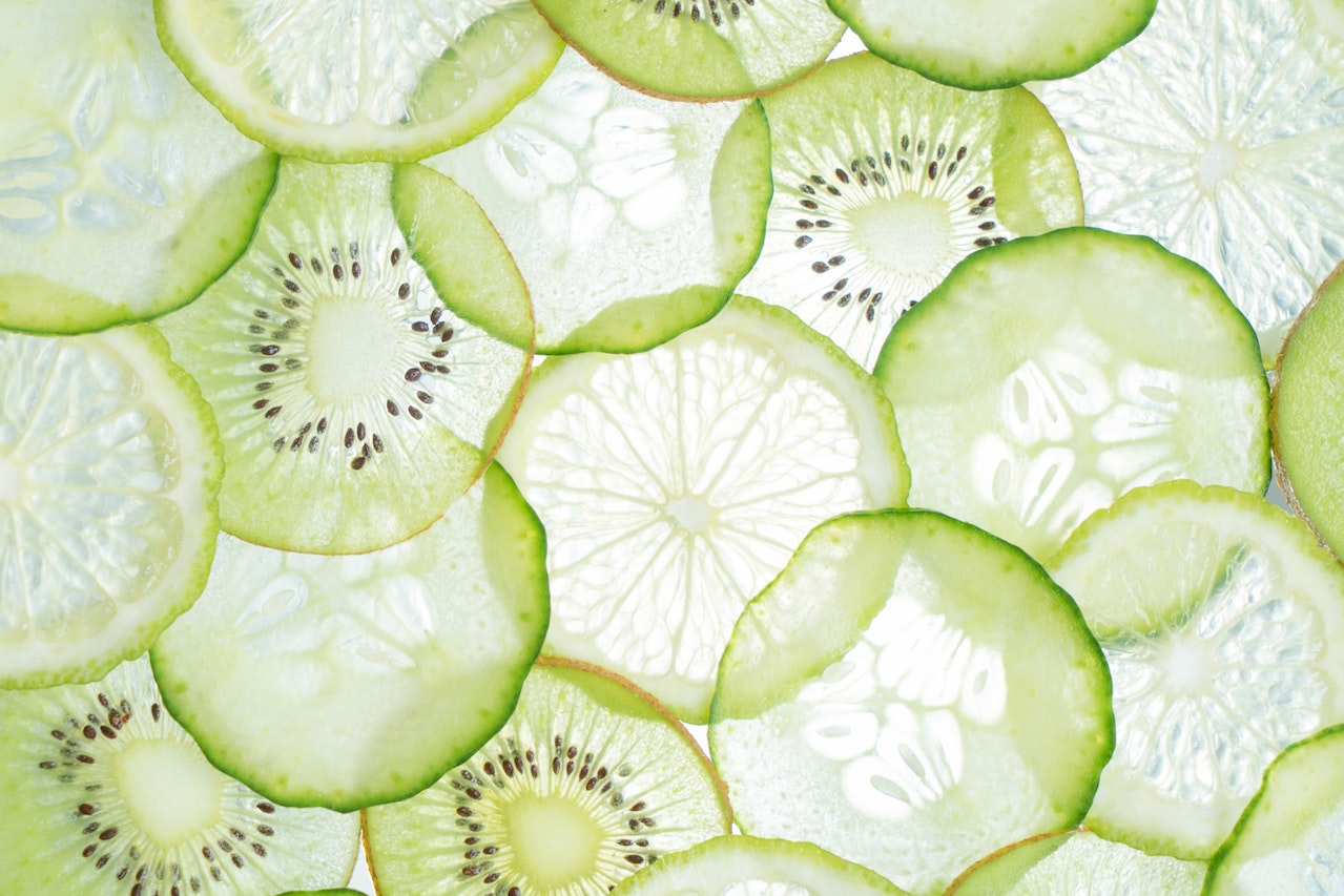 Thin slices of kiwi and limes