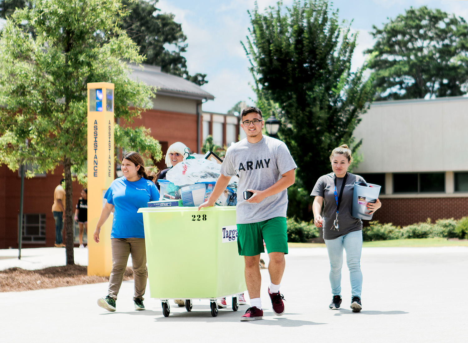 student receiving help from UWG facilities for move in day