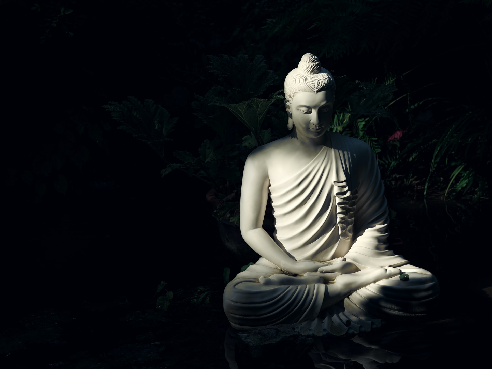 statue of a resting buddha